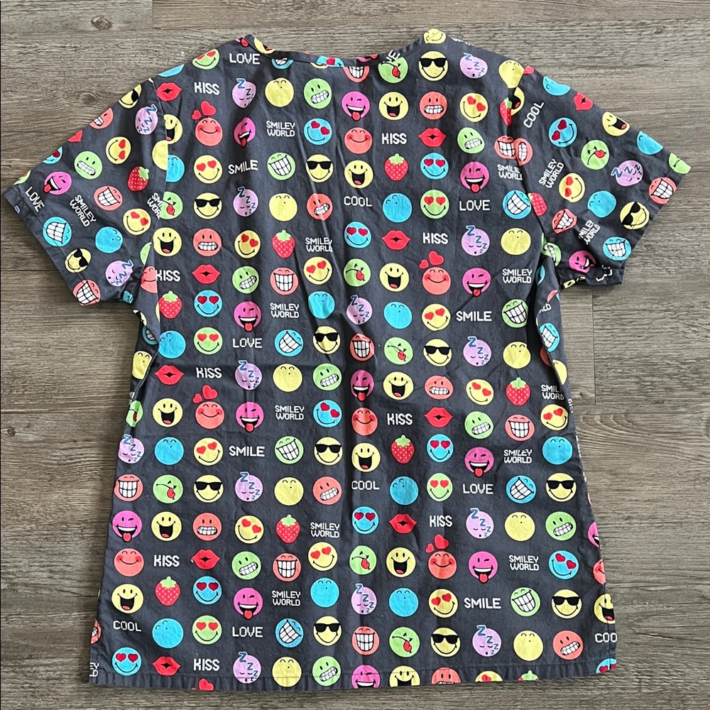 Smiley World Graphic scrub Top S - Picture 4 of 8